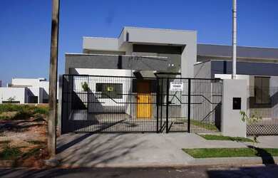 Imagem: A casa possui 2 Dormitórios, 1 Banheiro, 2 Vagas na garagem