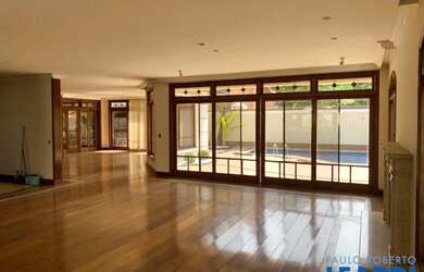 Imagem: A casa em condomínio possui 5 Dormitórios, 5 Banheiros, 905m²