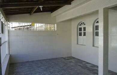 Imagem: A casa possui 3 Dormitórios, 1 Banheiro, 1 Vaga na garagem