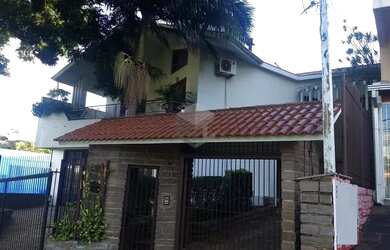 Imagem: A casa possui 4 Dormitórios, 2 Banheiros, 3 Vagas na garagem