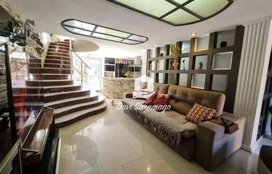 Imagem: A casa em condomínio possui 5 Dormitórios, 4 Banheiros, 3