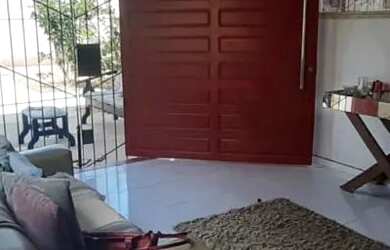 Imagem: A casa possui 4 Dormitórios, 5 Banheiros, 4 Vagas na garagem