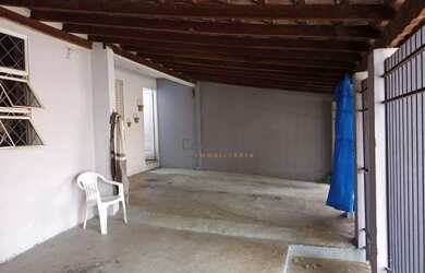 Imagem: A casa possui 4 Dormitórios, 2 Banheiros, 2 Vagas na garagem