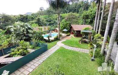 Imagem: A casa possui 4 Dormitórios, 5 Banheiros, 2 Vagas na garagem