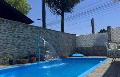 Imagem: A casa possui 3 Dormitórios, Acomodam 10 pessoas, 2 Vagas na