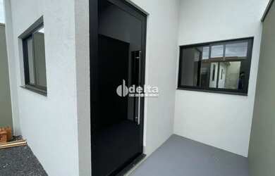 Imagem: A casa possui 3 Dormitórios, 2 Banheiros, 2 Vagas na garagem