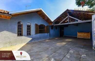 Imagem: A casa possui 3 Dormitórios, 2 Banheiros, 5 Vagas na garagem