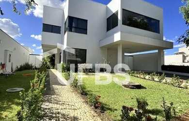 Imagem: A casa em condomínio possui 4 Dormitórios, 4 Banheiros, 2