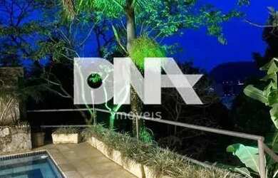 Imagem: A casa possui 4 Dormitórios, 4 Banheiros, 2 Vagas na garagem