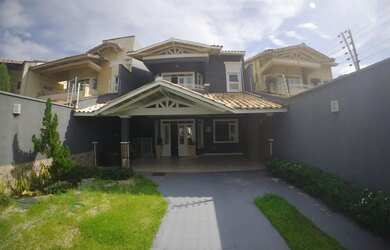 Imagem: A casa possui 5 Dormitórios, 5 Banheiros, 4 Vagas na garagem