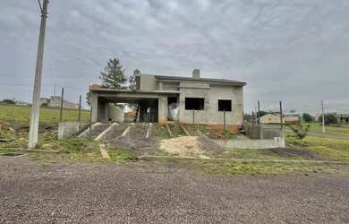 Imagem: A casa possui 3 Dormitórios, 2 Banheiros, 2 Vagas na garagem