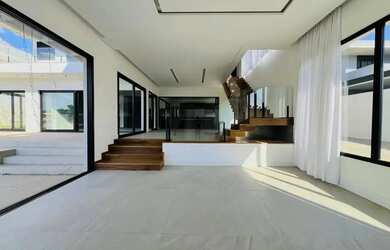 Imagem: A casa em condomínio possui 5 Dormitórios, 5 Banheiros, 5