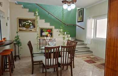 Imagem: A casa possui 3 Dormitórios, 3 Banheiros, 4 Vagas na garagem