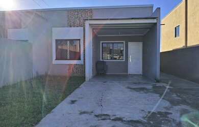 Imagem: A casa possui 3 Dormitórios, 1 Banheiro, 3 Vagas na garagem