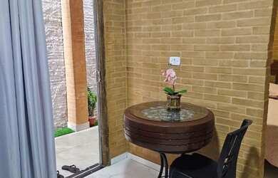 Imagem: A casa possui 1 Dormitório, 1 Banheiro, 1 Vaga na garagem