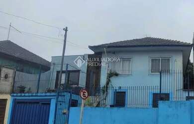 Imagem: A casa possui 4 Dormitórios, 2 Banheiros, 1 Vaga na garagem