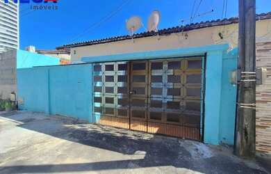 Imagem: A casa possui 3 Dormitórios, 1 Banheiro, 1 Vaga na garagem