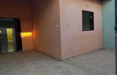 Imagem: A casa possui 3 Dormitórios, 2 Banheiros, 2 Vagas na garagem