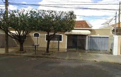 Imagem: A casa possui 2 Dormitórios, 2 Banheiros, 2 Vagas na garagem