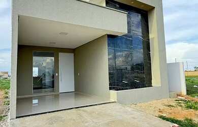 Imagem: A casa possui 3 Dormitórios, 2 Banheiros, 2 Vagas na garagem