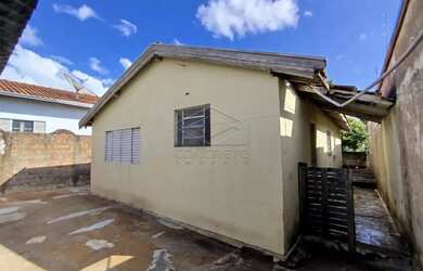 Imagem: A casa possui 3 Dormitórios, 2 Banheiros, 1 Vaga na garagem