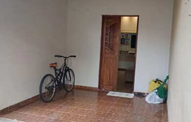 Imagem: A casa possui 2 Dormitórios, 1 Banheiro, 1 Vaga na garagem