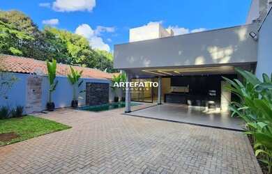 Imagem: A casa possui 3 Dormitórios, 3 Banheiros, 5 Vagas na garagem