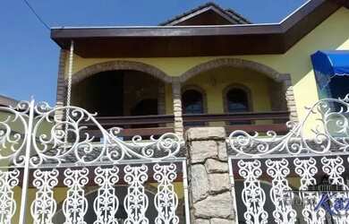 Imagem: A casa possui 3 Dormitórios, 3 Banheiros, 2 Vagas na garagem