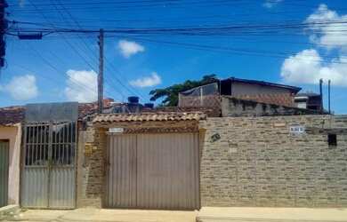 Imagem: A casa possui 3 Dormitórios, 2 Banheiros, 1 Vaga na garagem