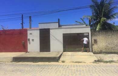 Imagem: A casa possui 3 Dormitórios, 2 Banheiros, 2 Vagas na garagem