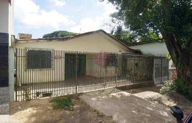 Imagem: A casa possui 3 Dormitórios, 2 Banheiros, 3 Vagas na garagem