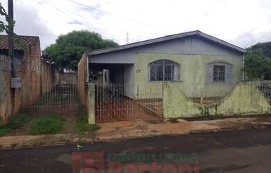 Imagem: A casa possui 3 Dormitórios, 1 Banheiro, 1 Vaga na garagem