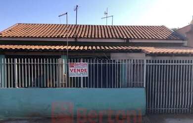 Imagem: A casa possui 3 Dormitórios, 2 Banheiros, 1 Vaga na garagem