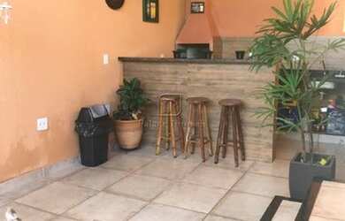 Imagem: A casa possui 2 Dormitórios, 2 Banheiros, 2 Vagas na garagem