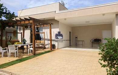 Imagem: A casa em condomínio possui 4 Dormitórios, 4 Banheiros, 4