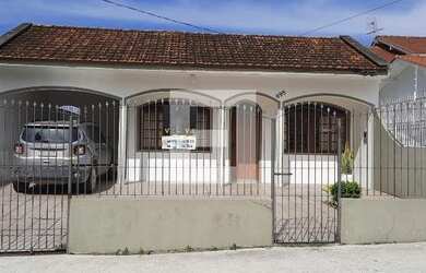 Imagem: A casa possui 4 Dormitórios, 4 Banheiros, 4 Vagas na garagem