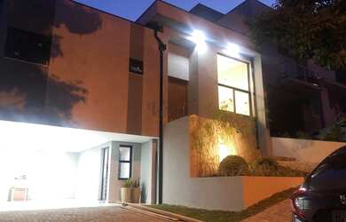 Imagem: A casa em condomínio possui 3 Dormitórios, 4 Banheiros, 4