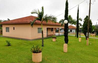 Imagem: A casa possui 3 Dormitórios, 1 Banheiro, 2 Vagas na garagem