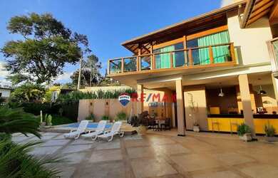 Imagem: A casa possui 3 Dormitórios, 5 Banheiros, 4 Vagas na garagem