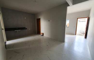 Imagem: A casa possui 3 Dormitórios, 2 Banheiros, 2 Vagas na garagem