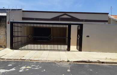 Imagem: A casa possui 3 Dormitórios, 3 Banheiros, 2 Vagas na garagem