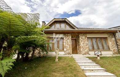 Imagem: A casa possui 5 Dormitórios, 4 Banheiros, 5 Vagas na garagem