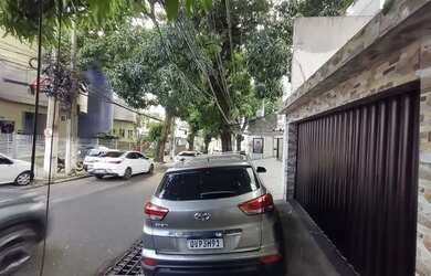 Imagem: A casa possui 5 Dormitórios, 2 Banheiros, 2 Vagas na garagem