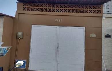 Imagem: A casa possui 2 Dormitórios, 1 Banheiro e 1 Vaga na garagem