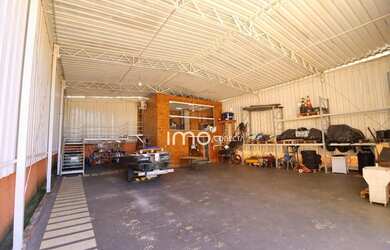 Imagem: O depósito possui 5 Vagas na garagem, 420m² de Área e está