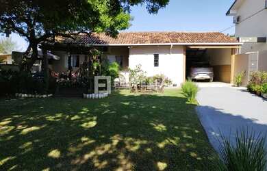 Imagem: A casa possui 2 Dormitórios, 2 Banheiros, 4 Vagas na garagem