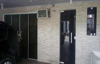 Imagem: A casa possui 3 Dormitórios, 2 Banheiros, 1 Vaga na garagem