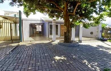 Imagem: A casa possui 3 Dormitórios, 3 Banheiros, 2 Vagas na garagem