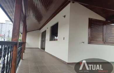 Imagem: A casa possui 3 Dormitórios, 1 Banheiro, 180m² de Área e