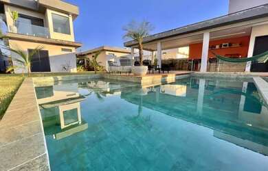 Imagem: A casa em condomínio possui 5 Dormitórios, 5 Banheiros, 4